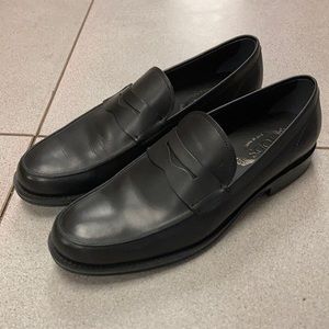 Tod’s loafers in black.